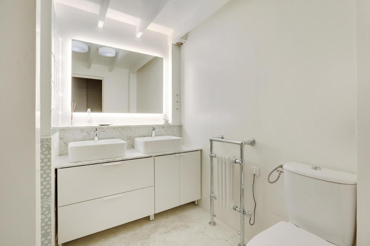 Lovely 2-bedroom In The Heart Of Appartement Parijs